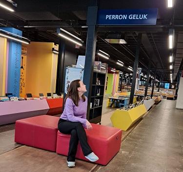 Helene kijkt naar bordje geluk