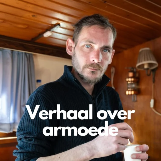 Armoede 

Hij zat voor me in een nette polo. Omdat het bestellen van een latte mij iets te decadent leek, zei ik 'koffie verkeerd alsjeblieft'. Hij: 'Latte Macchiato.' 

Ik wist niet wie ik zou treffen. Wel wist ik dat hij jarenlang in armoede, met schulden had geleefd. 

Hij had een goede baan, maar door een aantal ongelukkige gebeurtenissen raakte hij alles kwijt. Armoede, iedereen kan het meemaken. 

Zijn verhaal raakt mij. Hij deelt het om anderen te helpen. Hij is niet meer boos, staat positief in het leven. Wat ik mooi vind is dat hij zich nu volledig inzet voor de maatschappij. 

Een krachtig maar verdrietig ervaringsverhaal dat ik met zorg en aandacht voor emoties uitwerk.

PS. De eerste foto is niet de persoon die ik heb geïnterviewd. Beeld is van Kansfonds gemaakt door Linelle Deunk.

#armoede